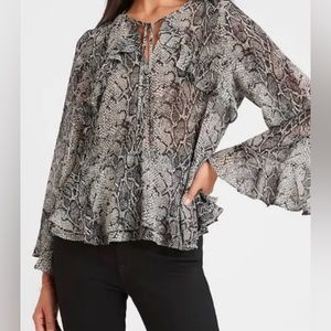💕2 for $20 sale💕 Banana Republic Ruffle Bell Sleeve Blouse